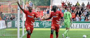 Doppeltorschütze Silvio (l.) jubelt mit Sturmkollege John Jairo Mosquera (r.) über seinen Treffer zum 2:1.