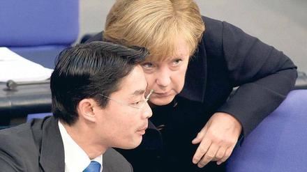 Darf man Hellas jetzt schon verloren geben? Kanzlerin Angela Merkel und Wirtschaftsminister Philipp Rösler haben Timing-Probleme. 