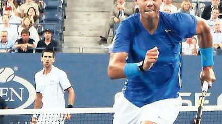 Und am Ende gewinnt immer der Serbe. Nadal (vorne) wehrte sich gegen Djokovic nach Kräften, hatte aber keine Chance. Foto: dapd