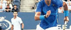 Und am Ende gewinnt immer der Serbe. Nadal (vorne) wehrte sich gegen Djokovic nach Kräften, hatte aber keine Chance. Foto: dapd