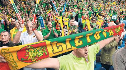 Grün schäumende See mit gelb-roten Wellenkämmen. Bei Heimspielen versuchen die litauischen Fans, den eingeblendeten Lautstärkerekord zu brechen. Foto: AFP