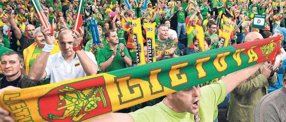 Grün schäumende See mit gelb-roten Wellenkämmen. Bei Heimspielen versuchen die litauischen Fans, den eingeblendeten Lautstärkerekord zu brechen. Foto: AFP