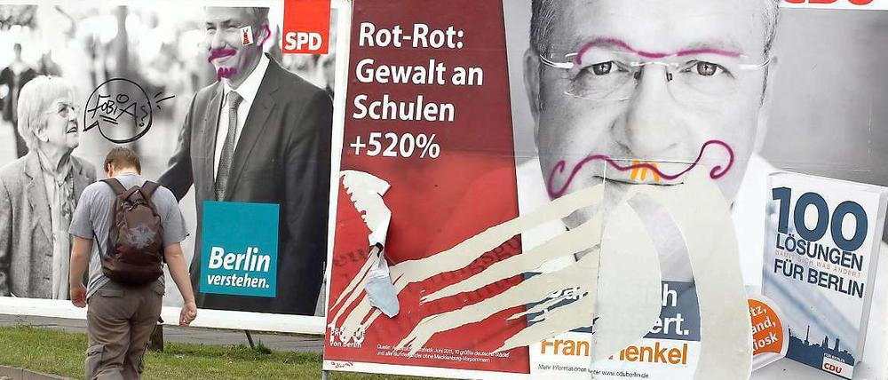 Beschädigte Wahlplakate in Kreuzberg. 