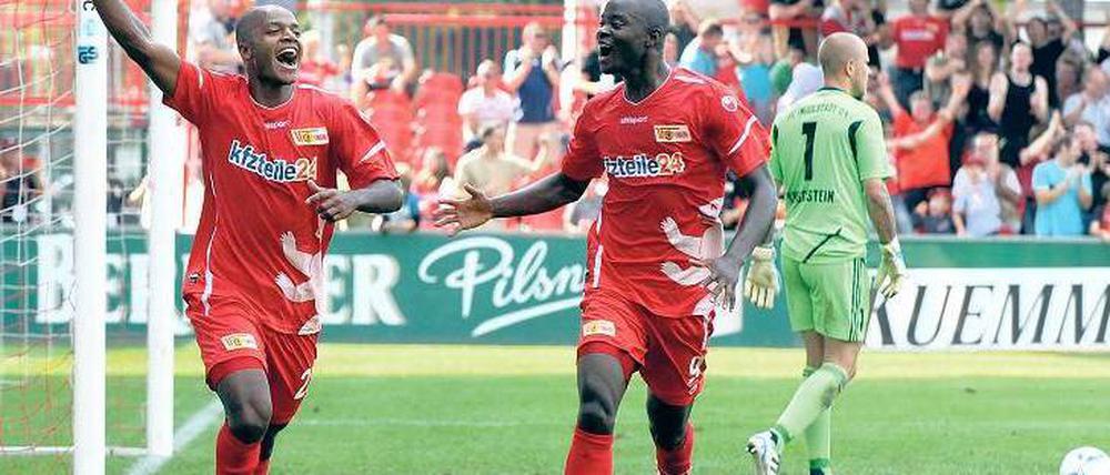 Schaut her, so geht das. Torschütze Silvio (links) und John Jairo Mosquera jubeln über Unions Treffer zum 2:1. Foto: dapd