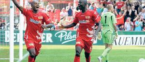 Schaut her, so geht das. Torschütze Silvio (links) und John Jairo Mosquera jubeln über Unions Treffer zum 2:1. Foto: dapd