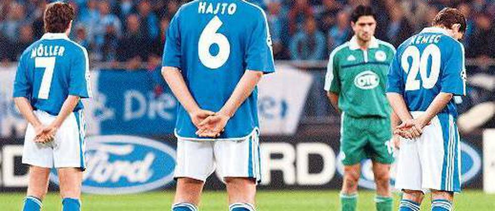 Noch eine Minute. Die Spieler gedenken vor dem Spiel der Opfer der Terroranschläge. Foto: dpa