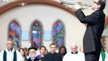 Innehalten mit Musik. Bei einem Gedenkgottesdienst für die Opfer des 11. September in der American Church am Schöneberger Bülowbogen spielte der US-Trompeter Paul Brody. An dem Gedenken nahmen auch Bundespräsident Christian Wulff, Ex-Kanzler Gerhard Schröder und andere jetzige oder frühere Spitzenpolitiker teil.