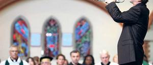 Innehalten mit Musik. Bei einem Gedenkgottesdienst für die Opfer des 11. September in der American Church am Schöneberger Bülowbogen spielte der US-Trompeter Paul Brody. An dem Gedenken nahmen auch Bundespräsident Christian Wulff, Ex-Kanzler Gerhard Schröder und andere jetzige oder frühere Spitzenpolitiker teil. 