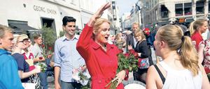 Blumen als Markenzeichen. Die Kandidatin der Sozialdemokraten, Helle Thorning-Schmidt, verteilt auf ihrer Wahlkampftour in Kopenhagen rote Rosen. Foto: AFP