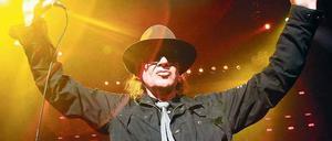 Hut auf, Hände hoch. Lindenberg lässt sich routiniert feiern. Foto: Davids/Darmer