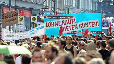 Teilnehmer einer Demonstration gegen steigende Mieten, Verdrängung und Armut ziehen am Anfang diesen Monats mit Transparenten durch Berlin.