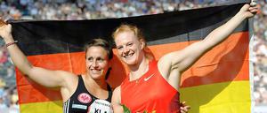 Betty Heidler (r.) jubelte nach dem Wettkampf gemeinsam mit ihrer Vereinskollegin Kathrin Klaas, die den dritten Platz belegte.