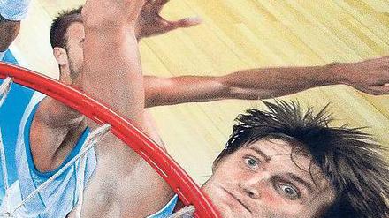 NBA-Star im Anflug. Andrej Kirilenko hilft den Russen auch in der Offensive. Foto: dpa