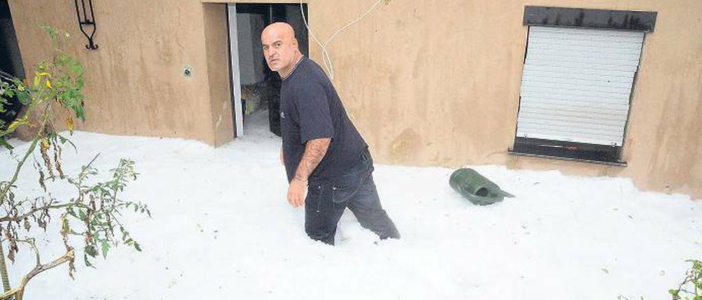 Eine dicke Hagelschicht hinterließ der Sturm im saarländischen Heusweiler. Foto: dpa