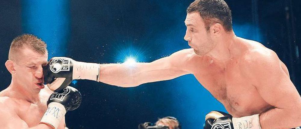 Vorsicht, Eisenfaust! Gegen die zwölf Zentimeter größere Reichweite Witali Klitschkos hatte Tomasz Adamek keine Chance.