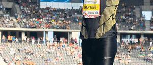 Applaus für den Weltmeister. Robert Harting begrüßt die Berliner. Foto: dapd