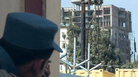 Im Visier. Ein afghanischer Polizist beobachtet das Hochhaus in Kabul, in dem sich am Dienstag schwer bewaffnete Taliban-Kämpfer verschanzt hatten. Der Angriff im Regierungs- und Botschaftsviertel dauerte mehrere Stunden.