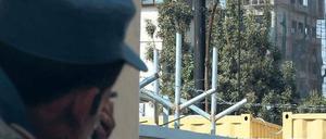 Im Visier. Ein afghanischer Polizist beobachtet das Hochhaus in Kabul, in dem sich am Dienstag schwer bewaffnete Taliban-Kämpfer verschanzt hatten. Der Angriff im Regierungs- und Botschaftsviertel dauerte mehrere Stunden.