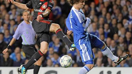 Auf der anderen Seite versucht es Stefan Kießling, aber da stimmt etwas nicht mit dem Zielwasser.