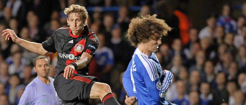 Auf der anderen Seite versucht es Stefan Kießling, aber da stimmt etwas nicht mit dem Zielwasser.