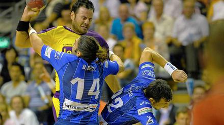 Neuzugang Iker Romero (o.) setzt sich im Zweikampf gegen die Hamburger Bertrand Gille (l.) und Marcin Lijewski (r.) durch.