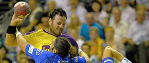 Neuzugang Iker Romero (o.) setzt sich im Zweikampf gegen die Hamburger Bertrand Gille (l.) und Marcin Lijewski (r.) durch.