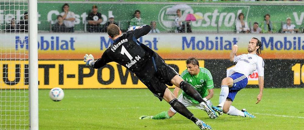 Mario Mandzukic (m.) ist vor Gegenspieler Christian Fuchs (r.) am Ball und köpft aus kurzer Distanz zum 1:1-Ausgleich ein. Später steuerte der Stürmer des VfL Wolfsburg noch den zweiten Treffer zum 2:1-Sieg bei.