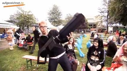 Voller Einsatz: Moderator Flix taucht diesmal unter anderem in die Cosplay-Szene ein.