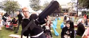 Voller Einsatz: Moderator Flix taucht diesmal unter anderem in die Cosplay-Szene ein. 