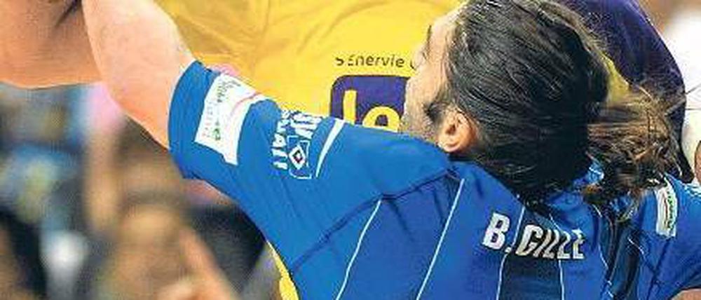 Hart und wenig herzlich. Der Berliner Romero (l.) und der Hamburger Gille. Foto: dpa