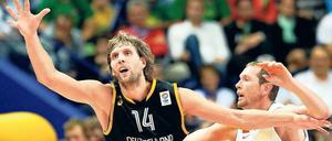 Nicht immer auf Ballhöhe. Dirk Nowitzki (li.) und Gegenspieler Darius Songaila. Foto: dpa