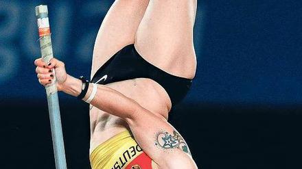 Steiler Aufstieg. Martina Strutz, 1,60 Meter groß, katapultierte sich mit den kürzesten Stäben der Weltspitze zum WM-Silber. Jetzt wird sie auf längere Stäbe umsteigen. Foto: dpa