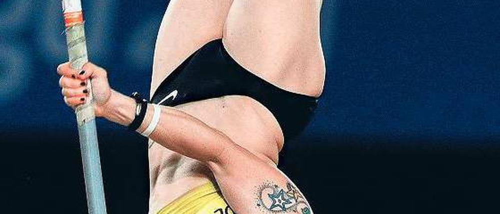 Steiler Aufstieg. Martina Strutz, 1,60 Meter groß, katapultierte sich mit den kürzesten Stäben der Weltspitze zum WM-Silber. Jetzt wird sie auf längere Stäbe umsteigen. Foto: dpa