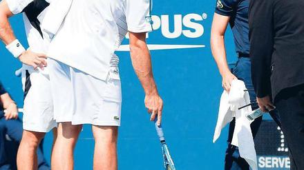 Da ist er. Roddick zeigt den Riss. Foto: dapd