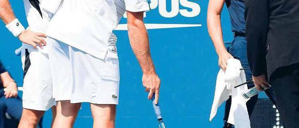 Da ist er. Roddick zeigt den Riss. Foto: dapd