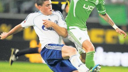 Auf und davon. Mandzukic (rechts) ist schneller als der Schalker Papadopoulos. Foto: dpa