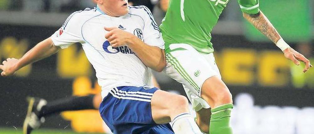 Auf und davon. Mandzukic (rechts) ist schneller als der Schalker Papadopoulos. Foto: dpa
