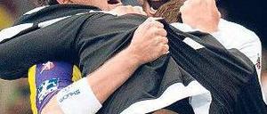 Willkommen im Team. Johannes Sellin (l.) feiert nach der Partie gegen Magdeburg mit Torhüter Silvio Heinevetter (r.). Foto: dapd