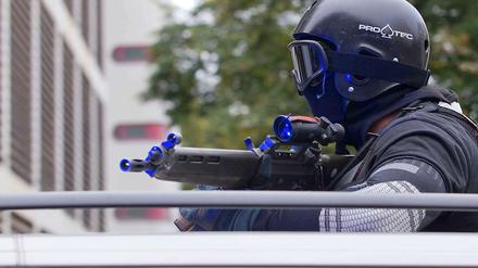 Unter schwerer Bewachung wurden die beiden Terrorverdächtigen am Freitag dem Haftrichter vorgeführt.
