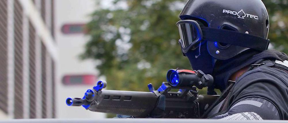 Unter schwerer Bewachung wurden die beiden Terrorverdächtigen am Freitag dem Haftrichter vorgeführt.