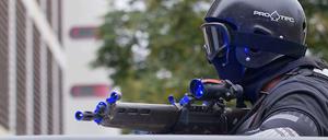 Unter schwerer Bewachung wurden die beiden Terrorverdächtigen am Freitag dem Haftrichter vorgeführt.