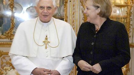 Papst Benedikt XVI., Kanzlerin Merkel und Silvio Berlusconi. Letzteren zeigen wir wegen seiner angeblichen und ungebührlichen Äußerungen über die deutsche Regierungschefin vorsichtshalber nicht.