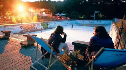 Sonne und Wonne. Im maroden Schwimmbecken am Poststadion wird längst nicht mehr gebadet. Bald soll hier ein Spa entstehen.