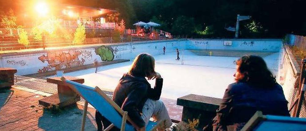 Sonne und Wonne. Im maroden Schwimmbecken am Poststadion wird längst nicht mehr gebadet. Bald soll hier ein Spa entstehen. 