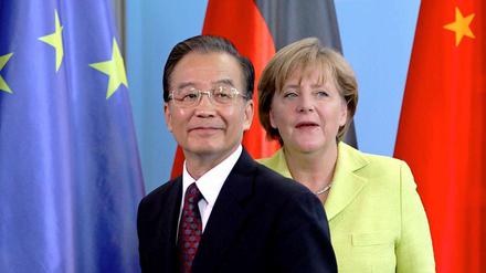 Retter in der Not? Chinas Premier Wen bietet der EU Hilfe an. Bundeskanzlerin Merkel äußert sich dazu zunächst nicht.