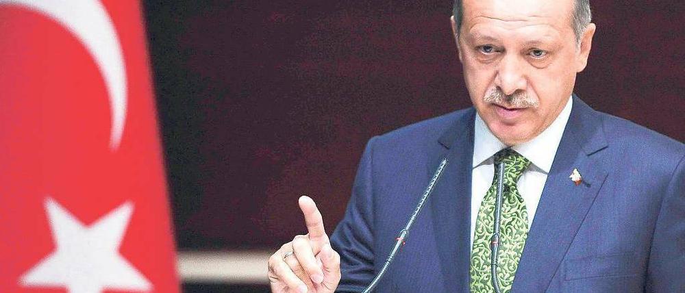 Der türkische Premier Erdogan stellt sich außenpolitisch neu auf: Die Allianz mit Israel ist beendet, die arabischen Umbruchländer umarmt er – und stärkt die Rolle der Türkei. Foto: dpa