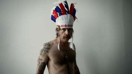 Jesse Hughes mit Federschmuck.