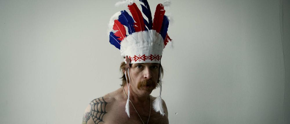 Jesse Hughes mit Federschmuck.