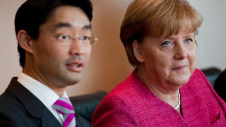 Philipp Rösler und Angela Merkel. Gefährden die jüngsten Griechenland-Aussagen aus Koalitionskreisen das Ansehen Deutschlands? 