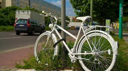 Mit diesen weißen "Geisterrädern" erinnert der Allgemeine Deutsche Fahrradclub (ADFC) an bei Unfällen ums Leben gekommene Radfahrer.